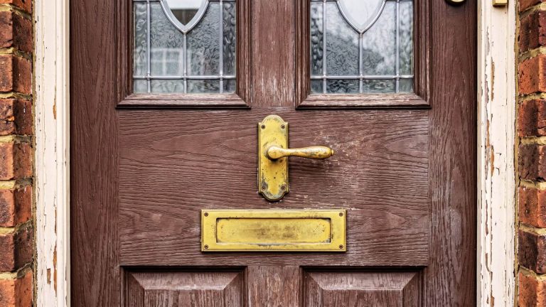 Before UPVC door spray painting London – faded brown door with old gold handles